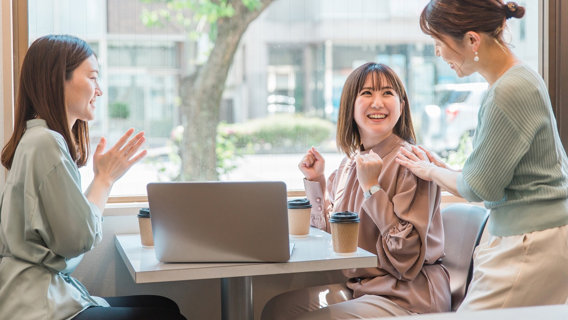 社員を褒める