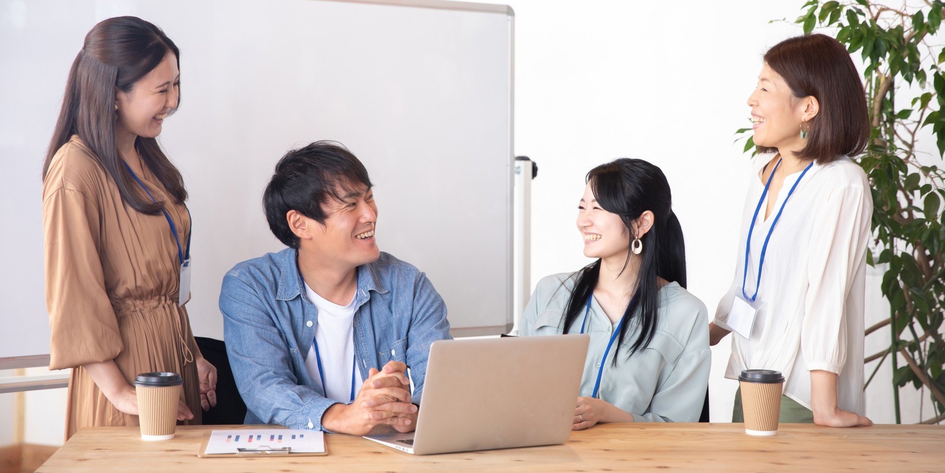 チームでコミュニケーションを取るオフィスの様子