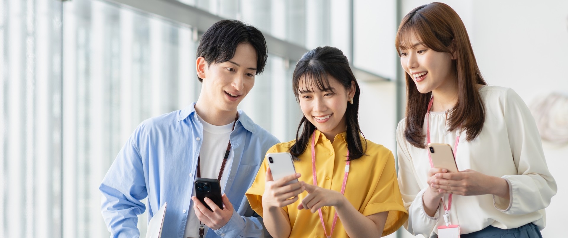 スマートフォンで感謝メッセージを共有する若手社員|サンクスカードアプリ利用イメージ